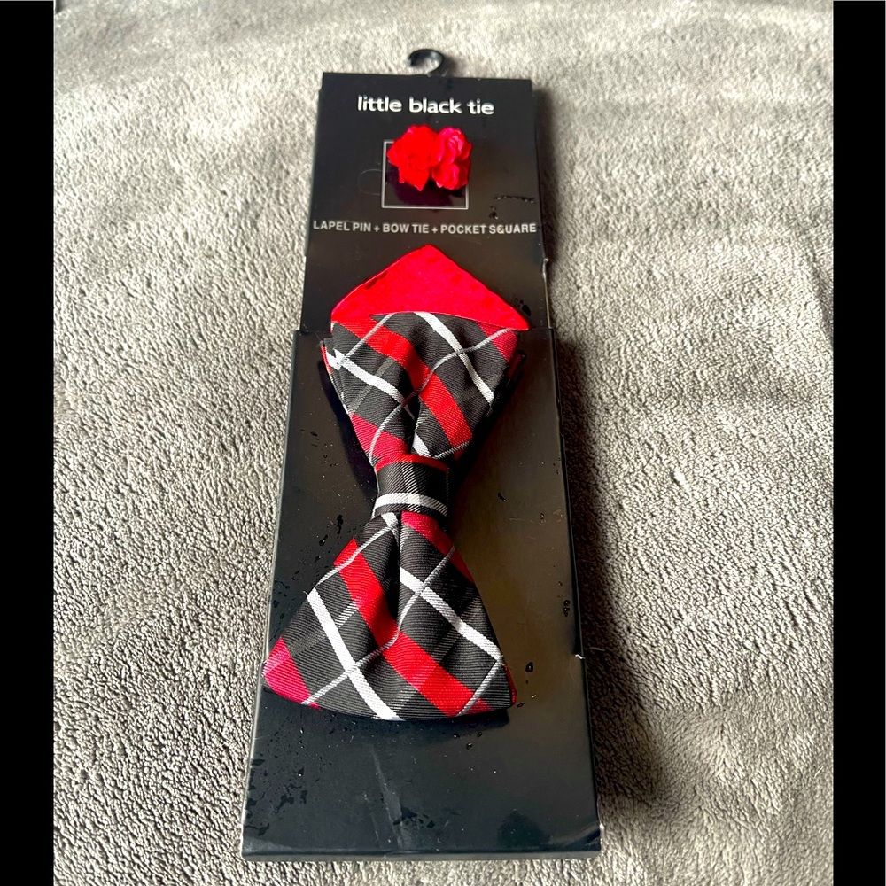 Boys 3 piece bow tie set. New